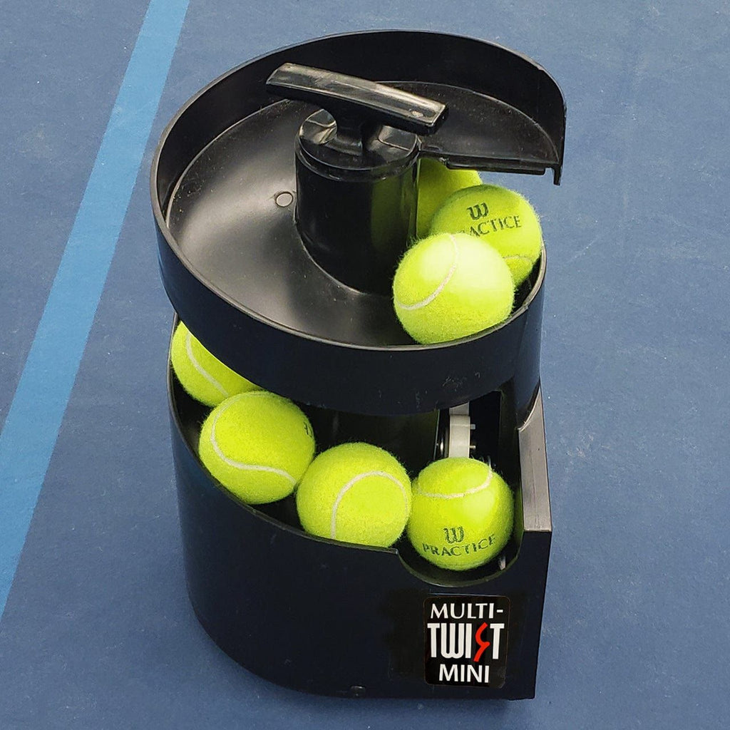 テニスチュータープレーヤー　テニス自動球出し機標準装備